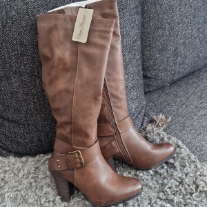 Snygga stövlar  - Jätte snygga nya bruna stövlar.Stl 35 men passar även en 36.Jag har 36 / 37 å kom i dom.Säljer dom vidare då jag inte längre kan gå i högklackat 