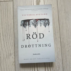 Bok - Röd drottning, Svenska. Pocket. I bra skick med hel rygg. Jag säljer massa fler böcker också. 