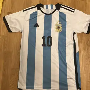 Fotbollströja Messi Argentina  Bra kopia. Aldrig använd. Kan mötas upp i Stockholm 