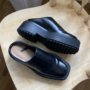Chunky slip-on loafers - Chunky slip-on loafers, strl 36.  Tecken på användning finns men funkar fortfarande utmärkt! Hojta om någon fundering finns. 