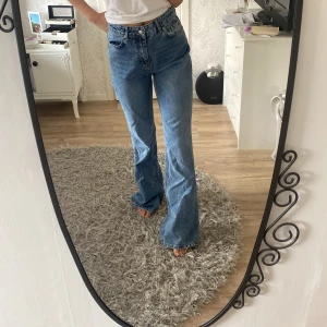 Jeans - Snygga jeans som är alldeles för långa på mig som är 165. Köpta på chiquelle för 500kr