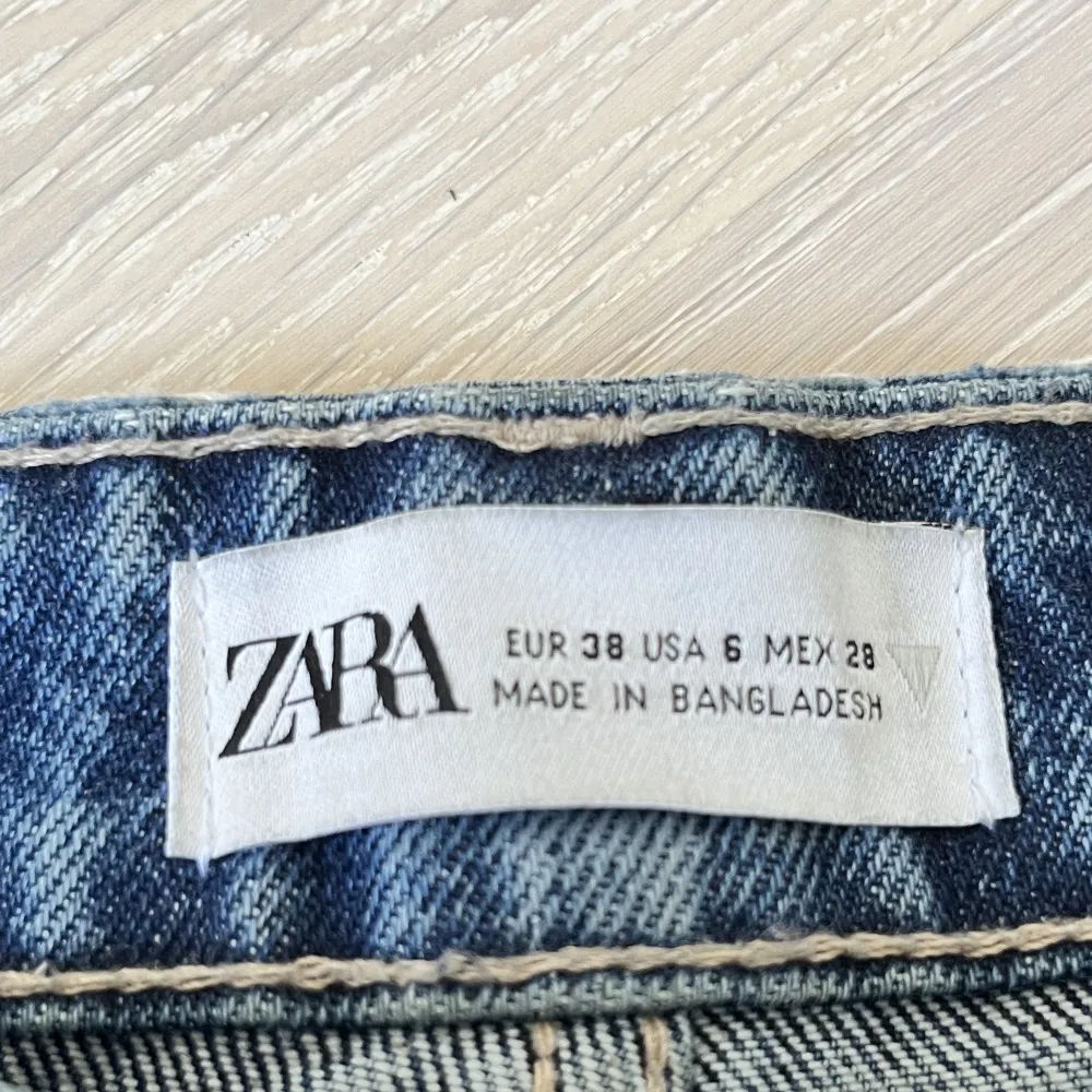 Säljer dessa jeans från Zara. Är köpta från plick innan, då dem inte passar. Därför säljer jag dem. Köpte dem för 360 kr. Jeans & Byxor.