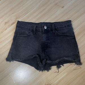 Svarta jeansshorts - Mörka jeansshorts från Weekday, storlek xs💕