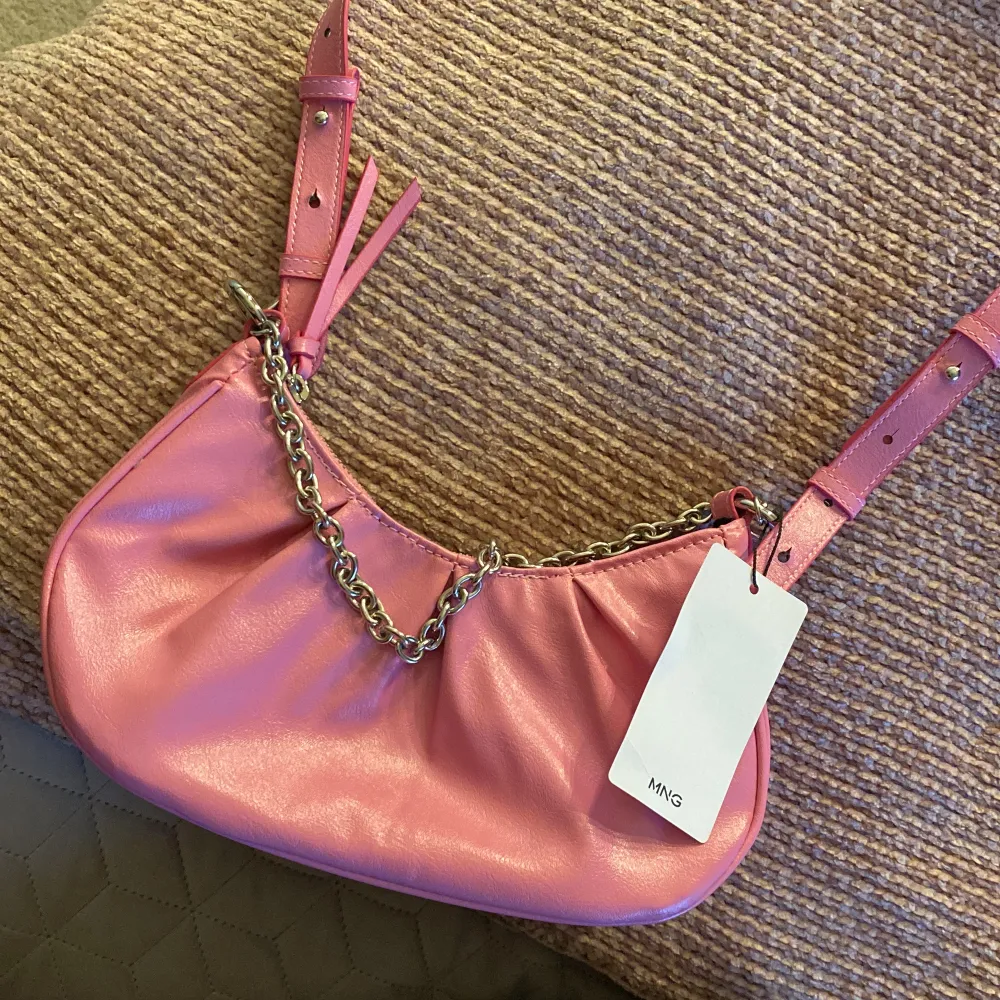 Super söt rosa väska från mango, helt oanvänd💕. Väskor.