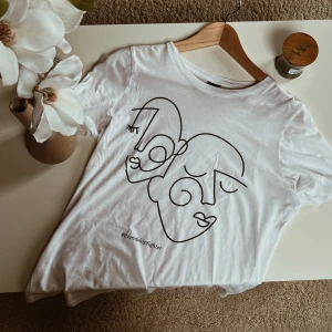 T-shirt - Fin nästintill oanvänd topp, stryka och tvättas innan den skickas🩷