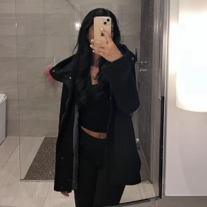 VERO MODA KAPPA - Varm svart kappa, knappt använd. Pris går att diskutera vid snabb köp!