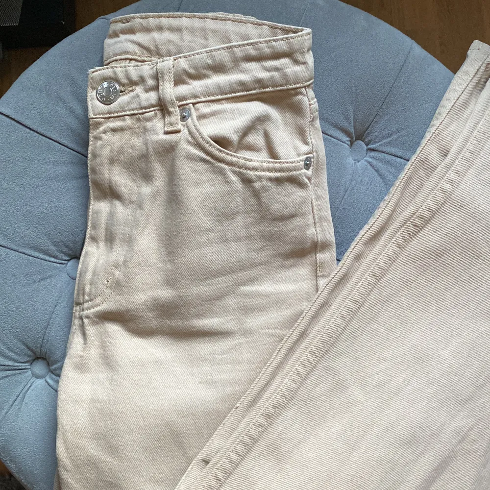 Säljer snygga beige jeans från Monki i storlek 24. Medium i midjan och blir större vid fötterna. Kan finnas ett litet svart märke längst ner på högra sidan (bild 3)🤍. Jeans & Byxor.