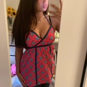 Linne - rosa linne som knyts runt nacken