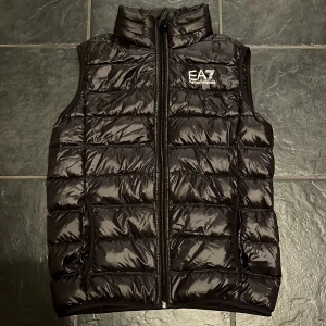 Armani väst  - Säljer denna armani väst i storlek 160 cm eller för 14 åringar den är i nyskick använd fåtal gånger 