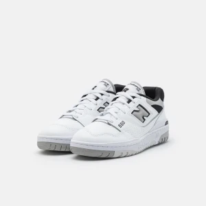 New balance sneakers - Helt oanvända sneakers från new balance som jag säljer pågrund av att jag råka ta fel storlek (37,5). Köpte dom för 1700kr men säljer för 1500kr exklusive frakt, men inte omöjligt att pruta ner priset.