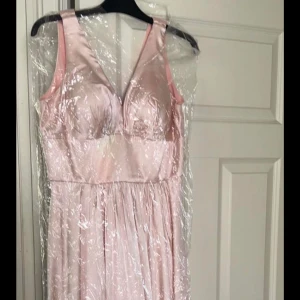 Fin festklänning  - Aldrig använd klänning  Strl 42-44 Pris 2000