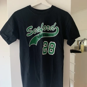 BASEBALL T-SHIRT - Fett snygg baseball t-shirt med tryck bak och fram!💚Passar en xs- M beroende på hur man vill att den ska sitta. Fraktar för 65kr eller möts upp i Stockholm😋