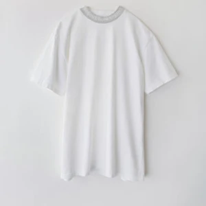 Acne Studios Gojina tshirt - Superfin tisha från Acne jag säljer då den inte används länge Skicka ett meddelande för mått eller övriga frågor!