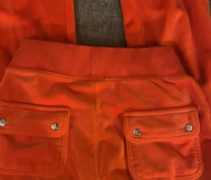 Orangea juicy couture byxor - Jag vill gärna byta mina orangea juicy couture byxor mot  en annan färg i strlk xxs-s då jag inte gillar färgen. Dessa juicy byxor är i väldigt bra skick, inga defekter och använda ett fåtal gånger. 💘 