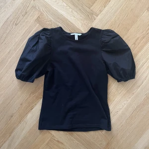 Puffärm - T-shirt med puffärm från H&M köpt våren - 23.  Använd vid 1 tillfälle. 