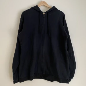 Neighborhood 2003 Zip Hoodie - En skön basic zipup hoodie från japanska märket Neighborhood  Har lite extra broderade detaljer vid ärmöppningen  Storlek L, sitter ungefär TTS. Ganske bred i kropppen, lagom boxy.   I väldigt bra skick!