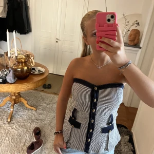 Fest topp - Suoer fin topp! Jag gillar att ha den utan band men det finns även tunna axelband, det finns även ett band som man kan knyta i midjan💖