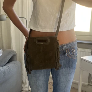 Maje väska! - Säljer denna super fina maje väskan i en så fin och unik färg! Väldigt bra skick kommer med två band ett lite kortare ” guld” band och sen ett längre band i läder! Kommer med dustbag, köpt för 2500!!💗