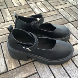 Mary Jane skor  - Så fina skor i strl 39, men små i storlek så passar 38. Knappt använda.