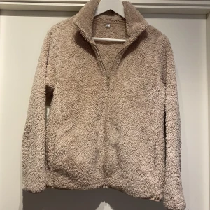 Pälsjacka Uniqlo - Asskön pälsjacka/kofta från Uniqlo. Inköpt från Japan där storlekarna är väldigt små. Märkt som L men är som en S/M. Säljer då jag inte använder den längre.