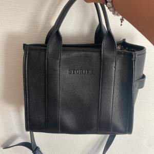 Jag säljer en jättefin svart handväska som tyvärr inte kommer till andvändning😢💕Jätte rymlig😍 Tryck inte på köp nu utan att skriva till mig innan🤭Pris kan diskuteras!