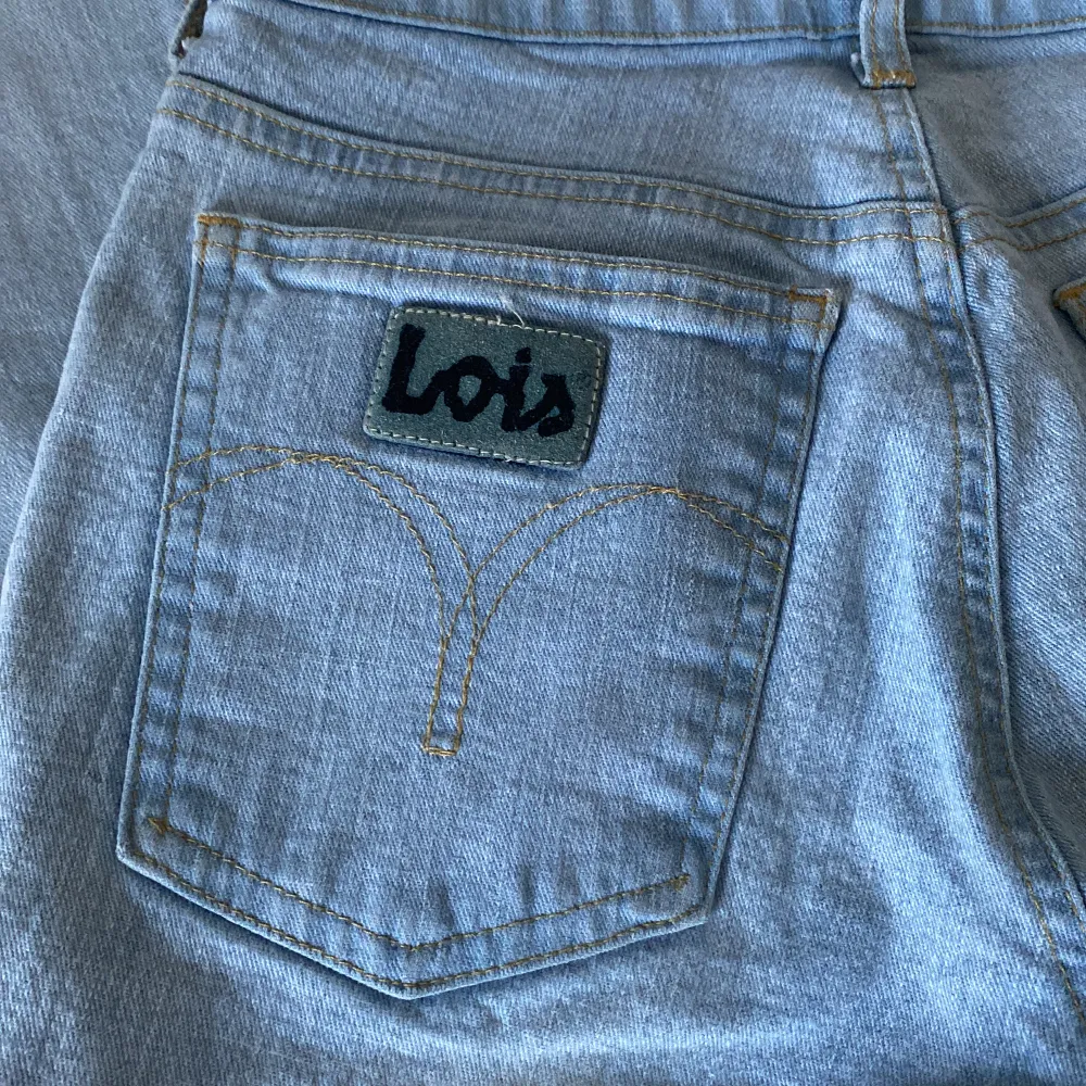 Säljer dom här jättefina lois-jeansen som är bootcut och mid/low waisted. Tyvärr är dom för korta på mig som är 1.61 cm lång🩷 innebenslängden är  ca 67-68cm och midjemåttet rakt över är 32cm. Jeans & Byxor.