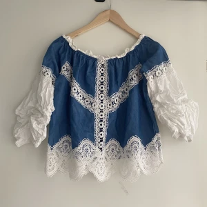 Blus - Sötaste sommarblusen!!! Går både att ha ’vanligt’ eller off-shoulder. Står att det är storlek M/L men skulle mer säga S (den är dock puffig och har resår upptill så den passar många storlekar! 