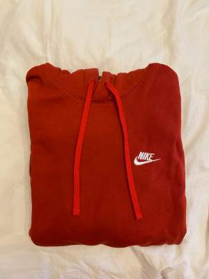 Mycket fin hoodie från nike. Toppenskick men tar bara plats i min byrå. Unisex