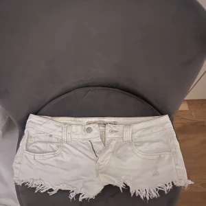 Lågmidjade jeansshorts  - Såå snygga, men för små för mig dock, önska de passa för de är skit coola och snygga nu till sommaren!! (Den är lågmidjad)