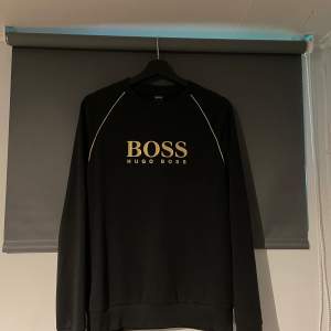 Hugo boss sweatshirt i storlek small  Använd en gång