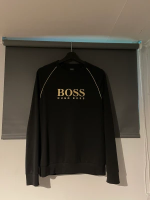 Hugo boss sweatshirt  - Hugo boss sweatshirt i storlek small  Använd en gång
