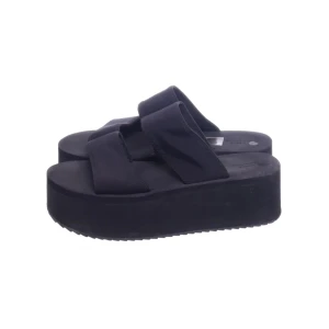Urban Outfitters Slip-ins - Helsvarta höga slip-ins från Urban Outfitters, älskar men inte riktigt min stil 🥲