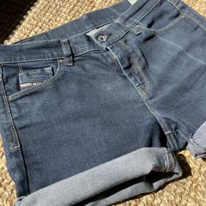  Assnygga Diesel jeans som jag klippt av och vikt upp så de blir shorts. Midjemåttet är 72 cm. Jätte snygga detaljer på framfickan och lappen där bak! Dom är tyvär lite små för mig så kan inte skicka bild på hur de sitter på❤️Pris kan diskuteras!