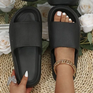 Säljer söta oanvända tofflor för 70kr! Strlk 39 - Säljer dessa oanvända tofflor i strlk 39! Kan mötas eller frakta.