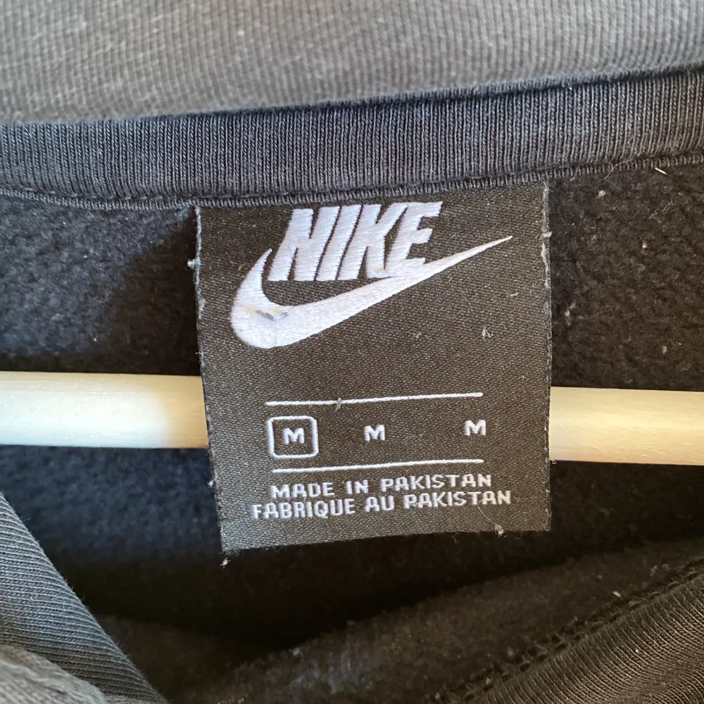 Svart Nike hoodie Skick: mer använd Storlek: M . Hoodies.