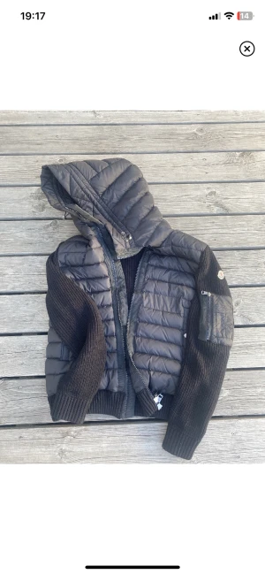 Moncler cardigan  - En riktigt fin moncler cardigan säljer då jag inte använder den för den börjar bli för liten skicka 9/10