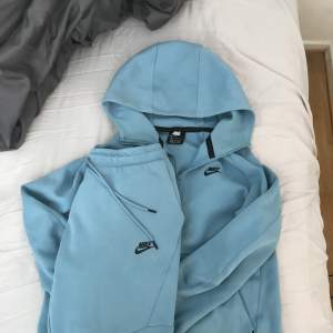 Säljer en väldigt eftertraktad och sällsynt Nike tech fleece tracksuit som inte säljs i butik längre. Dressen är använd men i gott skick. Byxorna är i storlek L och tröjan M. 