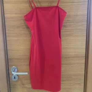 Röd klänning - Röd tajt kort klänning i storlek xs💕nyskick