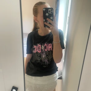 Cool T-shirt! 💞 - Säljer denna då den inte kommer till användning längre! ❣️ det är en superfin och cool T-shirt från H&M. ☺️ köptes här på plick, men lite använd av mig 🙌🏻 den är i fint skick! 💘 Strl xs. Frakt tillkommer, kontakta mig vid frågor mm. 💕