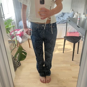 Weekday jeans! - Sååå coola ormskinns-mönstrade jeans från weekday⭐️hon på bilden är 170!