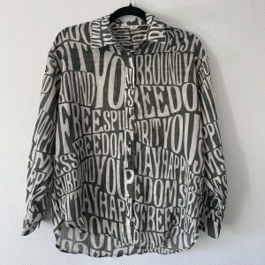 70-tals Skjorta - Lightweight groovy skjorta i en vacker muterade grön färg ✨