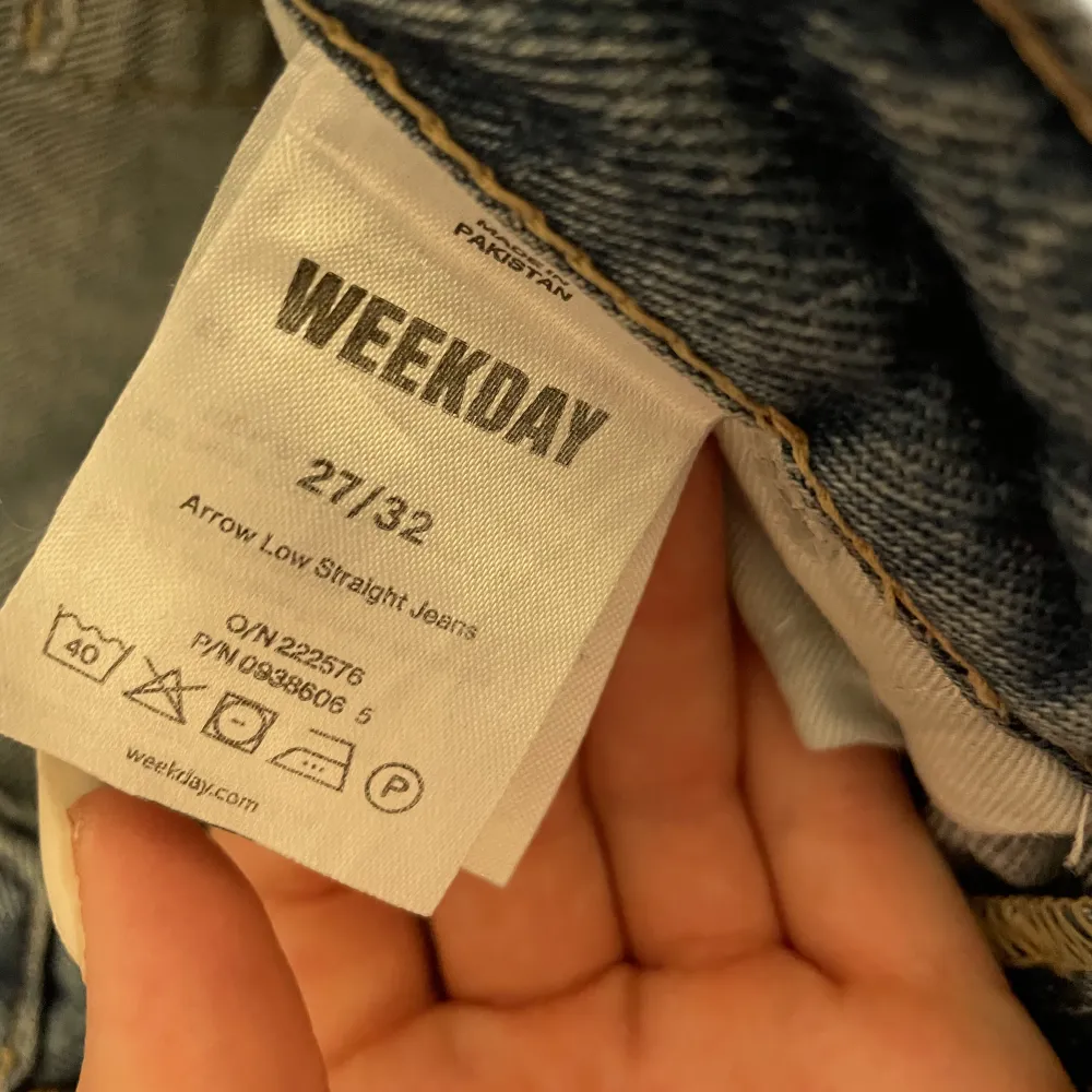 Snygga weekday jeans. Arrow. Lågmidjade och raka. Väldigt snygga. Köpta för 600kr säljer för 300kr. Knappt använda. Säljer för dom inte kommer till användning. Storlek 27/32 som motsvarar 36! Hör av er vid intresse❤️. Jeans & Byxor.