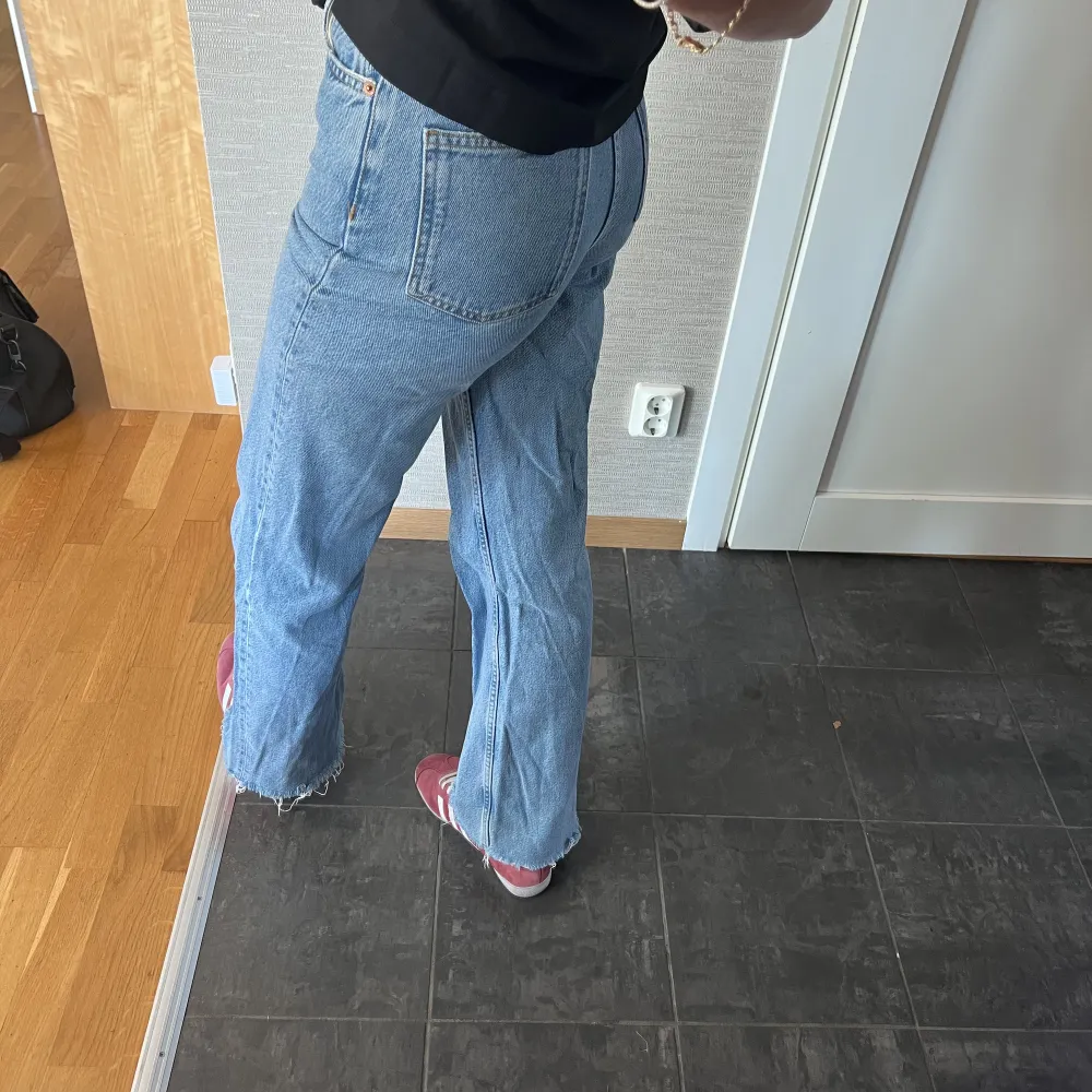 Ett par långa jeans från Zara i strl 34 (jag är 178cm lång)  Skönt material, sparsamt använda . Jeans & Byxor.