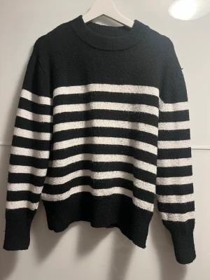 Stickad tröja - Svart vit randig stickad tröja🖤🤍