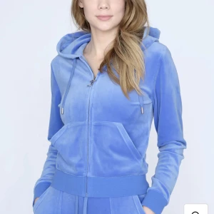 Juicy hoodie regatta - Juicy hoodie i regatta, i bra skick. Börjat tappa färgen på J:et men man ser ej om man inte kolla super noga och nära.  Den kommer ej till användning💕💙 storlek l fast sitter som ett s-m skulle jag säga, är oftast m på kläder och den är lite liten för mig💙