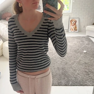 Fin stickad randig tröja - Fin stickad randig tröja, långa sköna armar och stretchig🫶50 kr +frakt