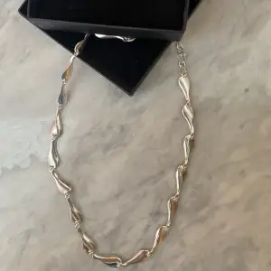 säljer nu detta fina halsband i 100% äkta silver!!! går att ha så att det sitter längre ner än vad jag har på bilden. aldrig använt och nypriset var ca 2000 kr🤍pris går såklart att diskutera⭐️⭐️