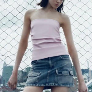 Zara cargo kjol  - JÄTTECOOL cargo kjol från zara som är helt slutsåld. Intresskoll, kan fortfarande lämna tillbaks den men vill se om någon kan tänka sig att köpa🥰alltså har den alla prislappar kvar