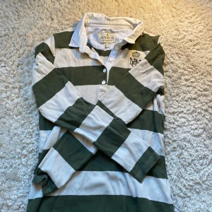 Randig tröja  - Säljer min randiga tröja då den har lägat i min garderob i ett år och använts 1-2 gånger! Köpt secondhand, lite nopprig men annars bra skick. Har en slits vid sidan, men som inte syns så mycket. Är från NEWHOUSE och är i storlek xs! Kontakta om frågor!😁🫶🏻💓