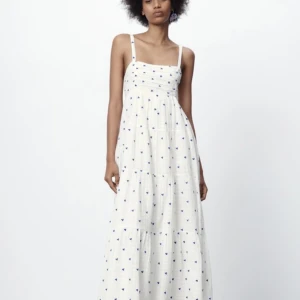 Långklänning  - Sååå fin långklänning från zara, säljer då den tyvärr inte kommer till användning! Nypris är 550kr, mitt pris är 300kr + frakt! Skriv privat för fler bilder! 